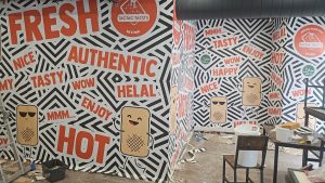 Papier peint personnalisé pour restaurant TACTAC TACO'S, La Chaux-de-Fonds, Bienne, Stuttgart, design graphique et coloré.
