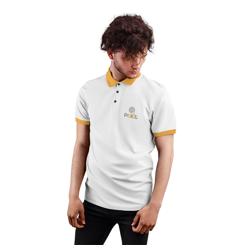 Polo blanc personnalisé avec logo Pixel Pub, exemple de marquage textile de qualité.