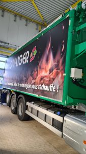 Marquage publicitaire sur la bâche d'un camion semi-remorque pour l'entreprise Oppliger.