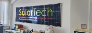 Panneau décoratif mural SolarTech Engineering imitant des panneaux solaires dans un bureau.