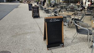 Chevalets stop-trottoir en bois pour la terrasse du restaurant La Bohème à La Chaux-de-Fonds.