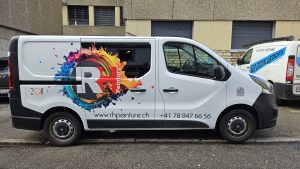 Marquage publicitaire coloré sur le fourgon de l'entreprise RH Peinture.