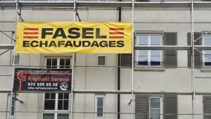 Bâche de chantier imprimée pour l'entreprise Raphael Serena Ferblanterie à La Chaux-de-Fonds.