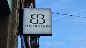 Enseigne lumineuse carrée du restaurant Big Brother avec son logo BB à Neuchâtel.