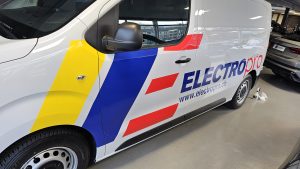 Marquage publicitaire sur le fourgon blanc de l'entreprise Electropro.