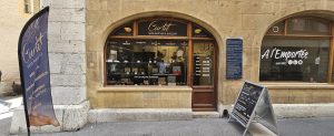 Devanture de la boutique d'horlogerie Curtit Swiss Watches avec vitrine et beach flag.