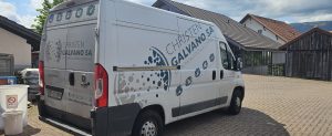 Marquage publicitaire sur un fourgon blanc pour l'entreprise Christen Galvano.