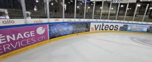 Panneau publicitaire Amey Froid sur la bande de la patinoire de La Chaux-de-Fonds.