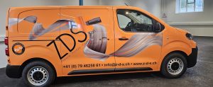 Covering publicitaire sur un utilitaire orange pour l'entreprise de peinture ZDS.