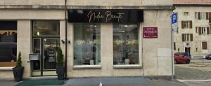 Enseigne et lettrage de vitrine pour l'institut Nidia Beauté, coiffure et esthétique.