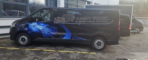 Covering publicitaire sur un fourgon noir pour l'entreprise Amey Froid.