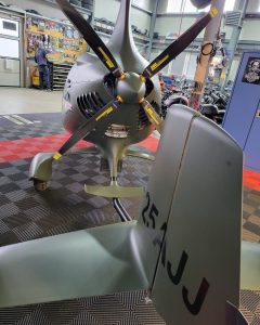 Covering complet d'un avion en vert mat dans un atelier de customisation par Pixelpub.ch.