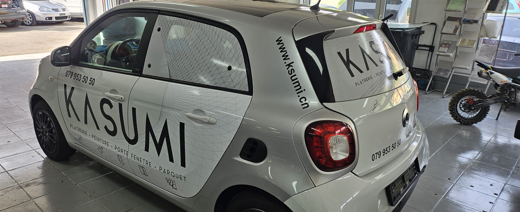 Publicité sur voiture Kasumi à La Chaux-de-Fonds par PixelPub.